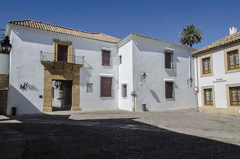 Córdoba 140 - la Juderia - plaza Maimonides y museo Taurino.jpg